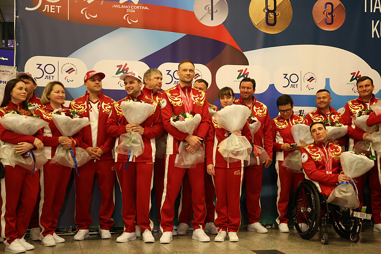 В аэропорту «Внуково» торжественно встретили паралимпийскую сборную России после XIV Паралимпийских зимних игр в Италии