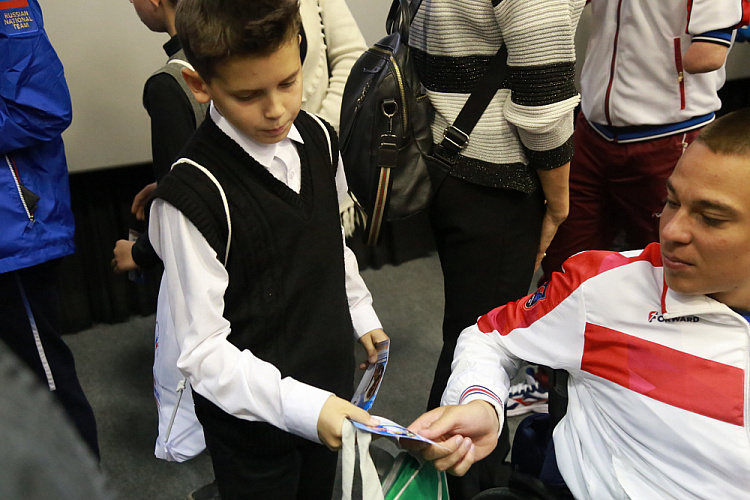 П.А. Рожков совместно с чемпионами и призерами Паралимпийских игр, в г. Дзержинске провели Паралимпийский урок для учеников Дзержинской специальной коррекционной школы