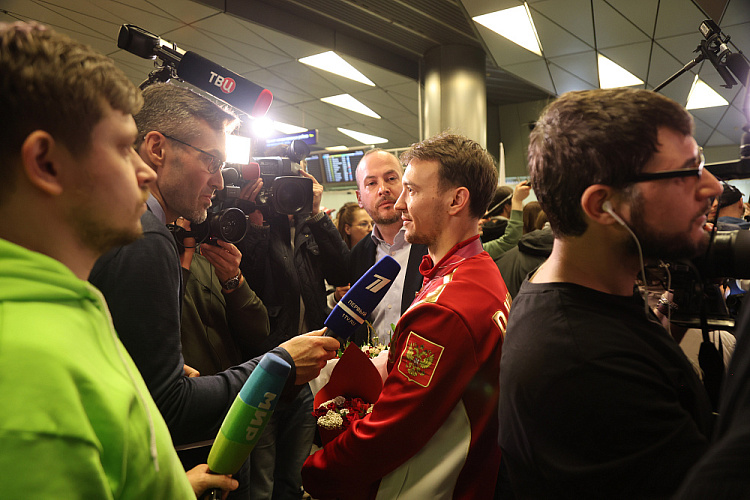 В аэропорту «Внуково» торжественно встретили паралимпийскую сборную России после XIV Паралимпийских зимних игр в Италии