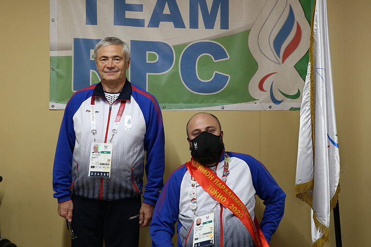 П.А. Рожков в Паралимпийской деревне вручил ленты чемпионов победителям Паралимпиады и памятные знаки ПКР «Участник XVI Паралимпийских игр»