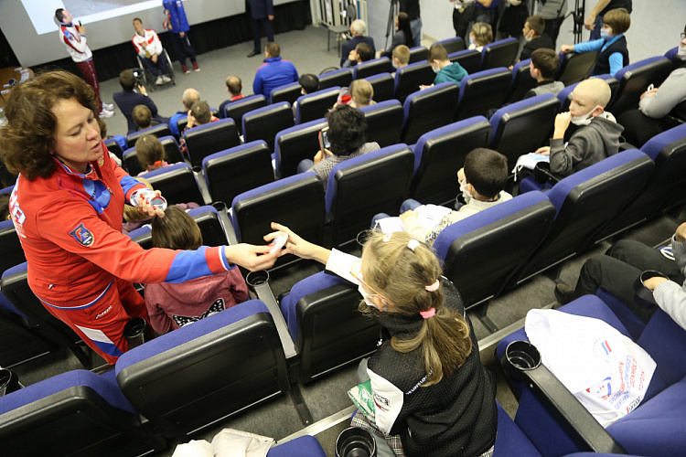 П.А. Рожков совместно с чемпионами и призерами Паралимпийских игр, в г. Дзержинске провели Паралимпийский урок для учеников Дзержинской специальной коррекционной школы