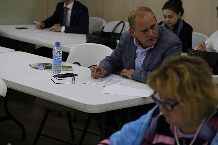 А.А. Строкин, О.В. Семенова в актовом зале ПКР вручили специалистам подразделений Министерства социального развития Московской области удостоверения о повышении квалификации